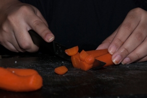 Cut the carrots in small cubes